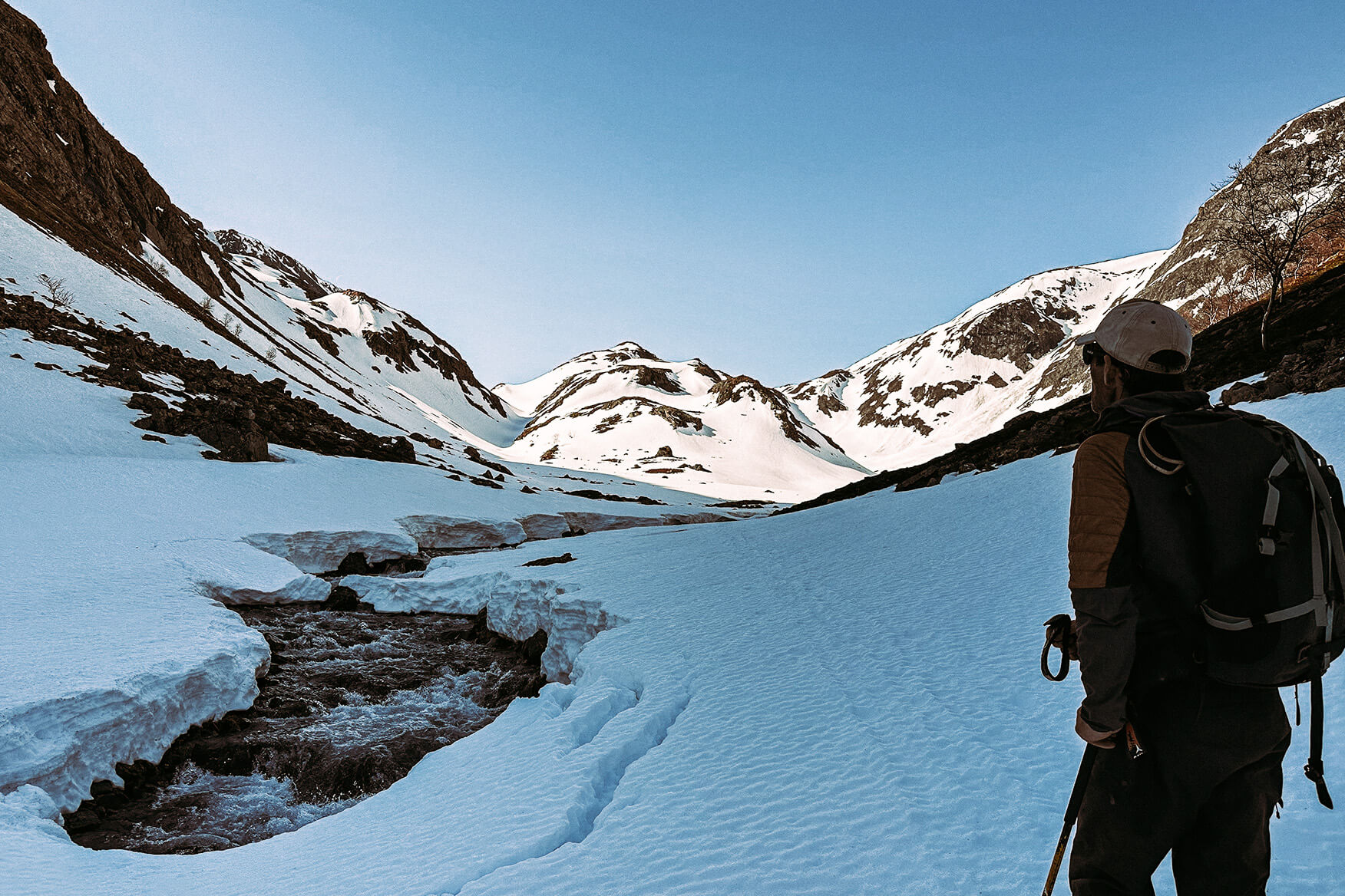 Jordi Tosas leading the pack towards Njalirášša. He has 30 years of experience as a guide in Chamonix and the Himalayas. This winter was his first season as a guide in Northern Norway and this was his 11th straigth week on board Havblikk. Jordi Tosas ski touring along a river in Finnmark.