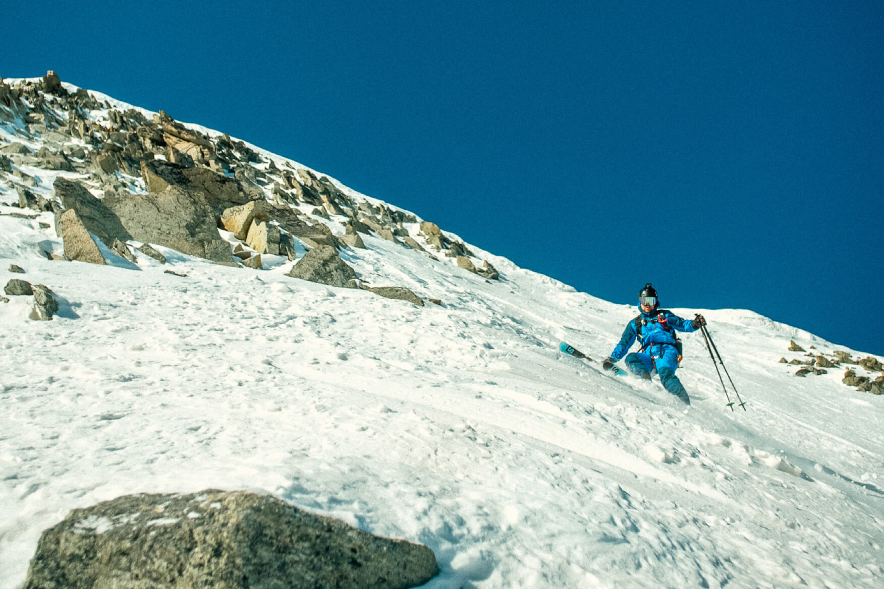paul de groot skiing down the mountain in helly hansen gear