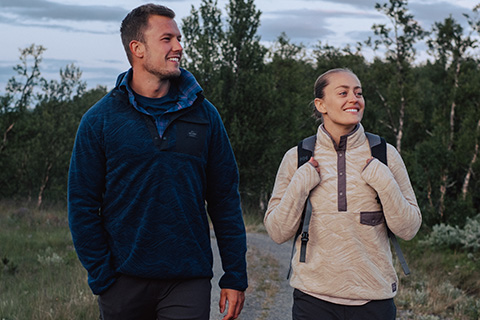 2 hiking buddies wearing midlayers