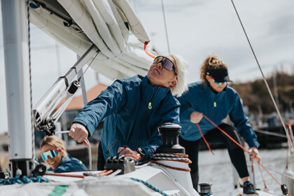 women sailing in the W Foil Shell Jacket 2.0